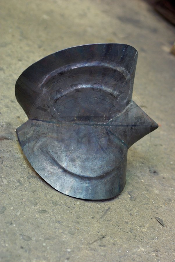 Pytowe osony rk druga poowa XV wieku w produkcji. W caoci wykonane ze stali redniowglowej./ Plate arm harness for second half of XV c. in production. Fully made from medium carbon steel.